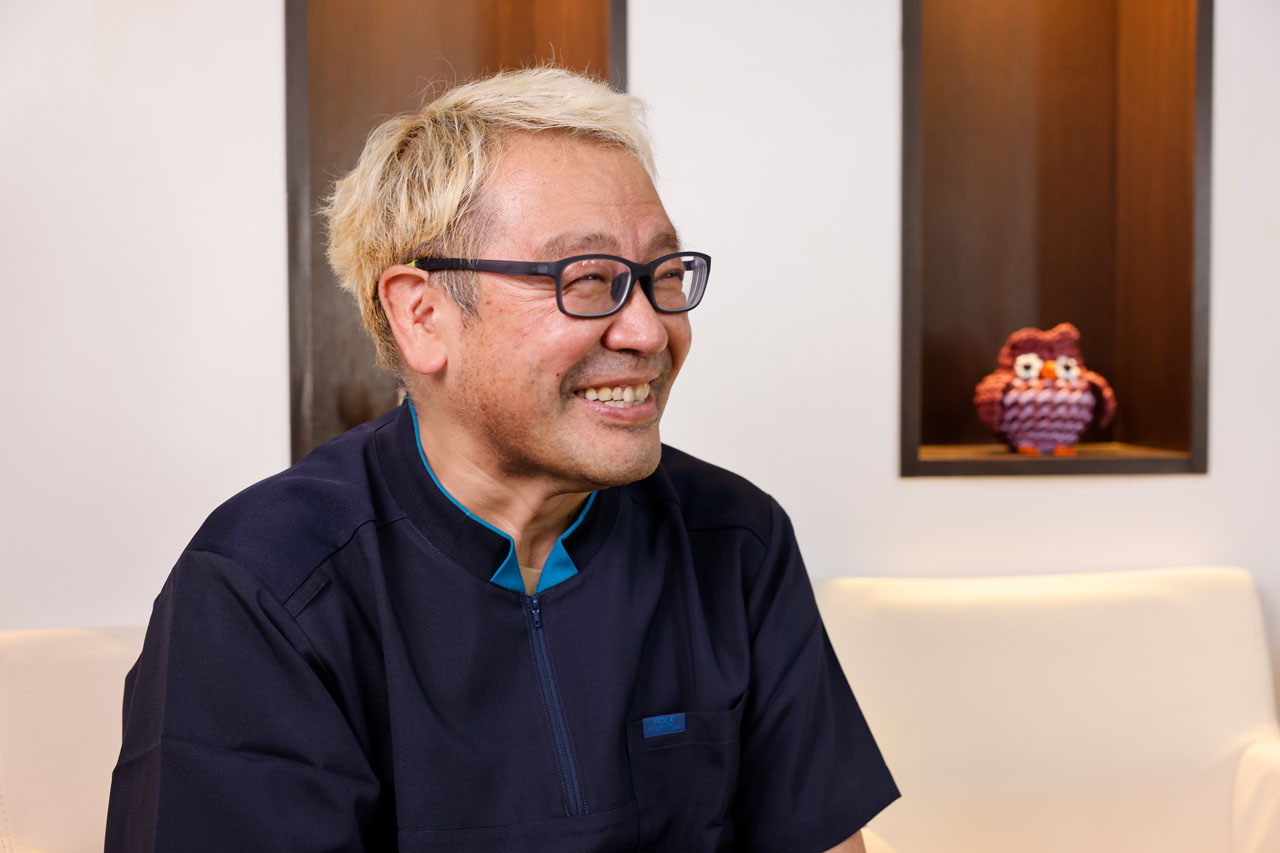 お仕事のエピソードなどをお話する院長